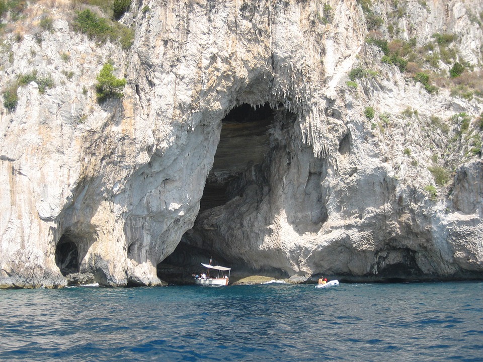 Visiter les grottes bleues à Capri