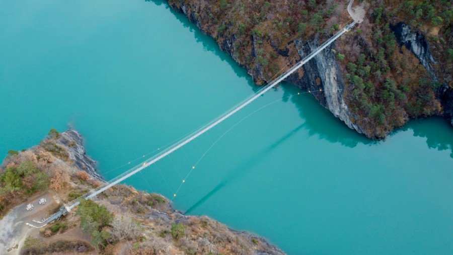 Combien mesure la passerelle de l'Ébron ?