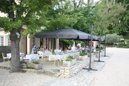 Manger provençal au restaurant à Séguret en Vaucluse